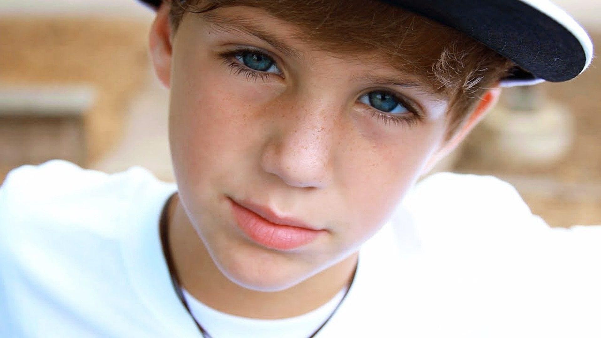 Красивый мальчик с голубыми глазами