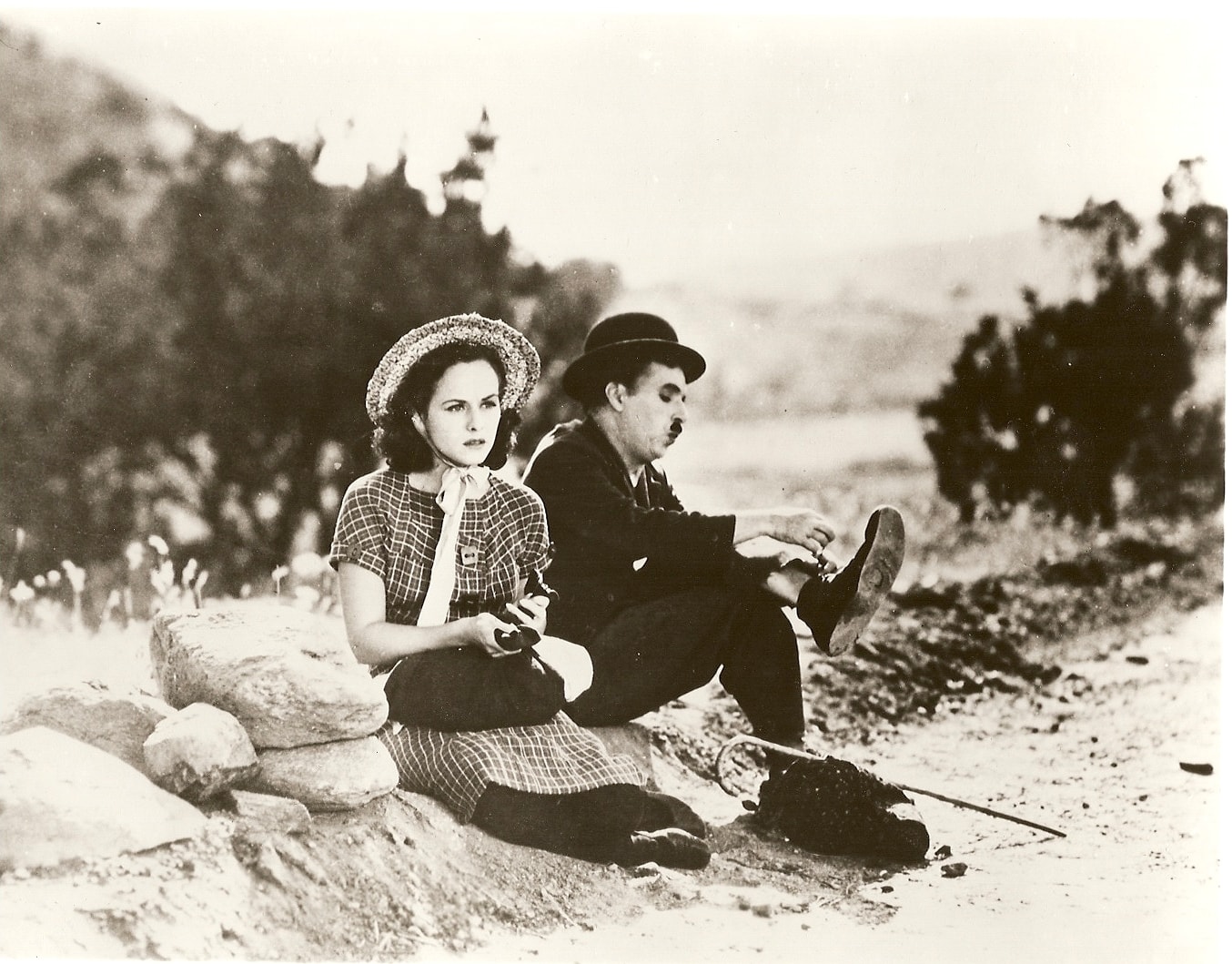 Новые времена сюжет. Чарли Чаплин 1936. Charlie Chaplin Paulette Goddard. Ботинки Чарли Чаплина.
